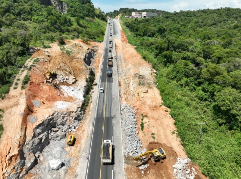 Desmonte de rocha na Rodovia Lívio Tagliassachi em São Roque, realizado pela ViaOeste.