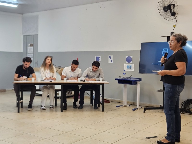 Vereador apresenta audiências públicas sobre revisão do Plano Diretor em São Roque com moradores na EMEIF Prof.ª Leônidas.