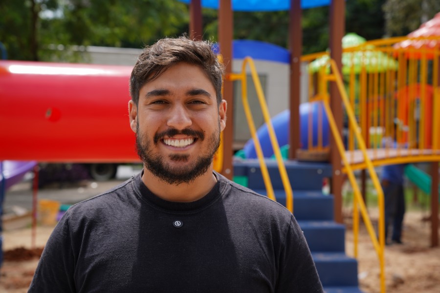 Crianças brincando no novo playground do Largo do Taboão, conquista do Vereador Diego Costa.