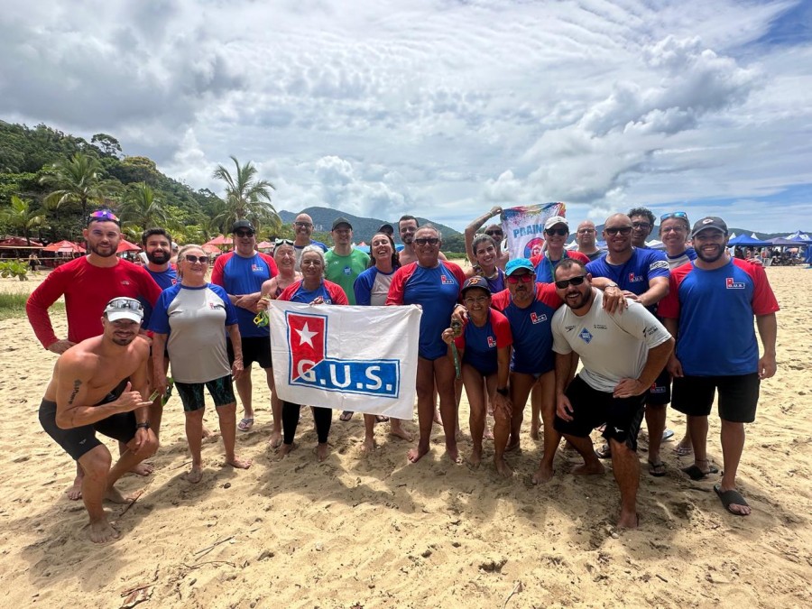 Equipe de Águas Abertas do Grêmio União Sanroquense competindo na Praia de Cocanha durante o Circuito Mares 2026.
