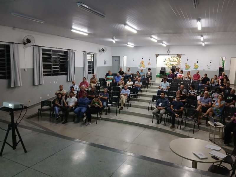 Audiência pública sobre a Revisão do Plano Diretor em São Roque, com moradores participando ativamente.