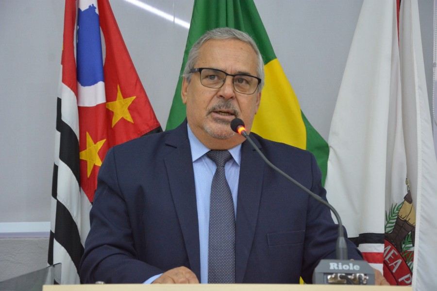 Vereador Julio Mariano discute melhorias nas estradas rurais de São Roque durante reunião com moradores.