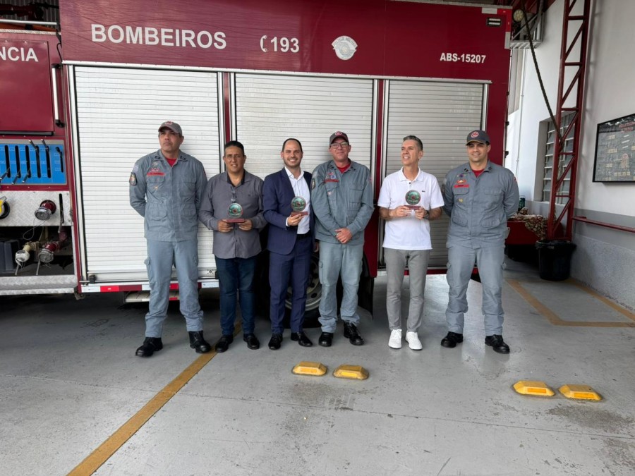Vereador Flávio Rodrigues homenageia bombeiros por atuação exemplar em São Roque.