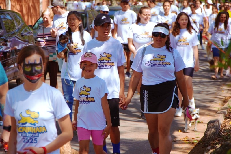 Cãominhada 2023 em São Roque reúne famílias e pets para um dia de diversão e atrações ao ar livre.