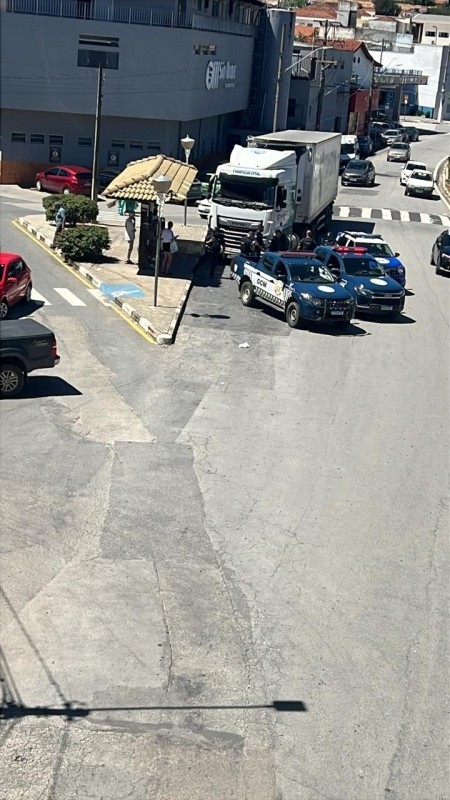 Motorista embriagado detido pela Guarda Municipal no centro de São Roque durante ação preventiva.