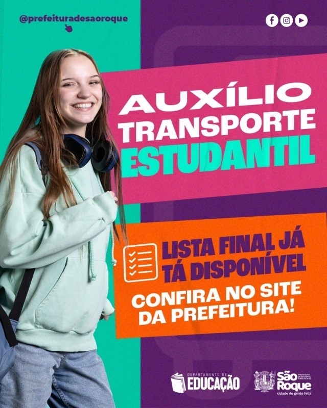 Jovem sorri ao lado de cartaz sobre auxílio transporte estudantil. Informações sobre lista final e site da prefeitura são destacadas.