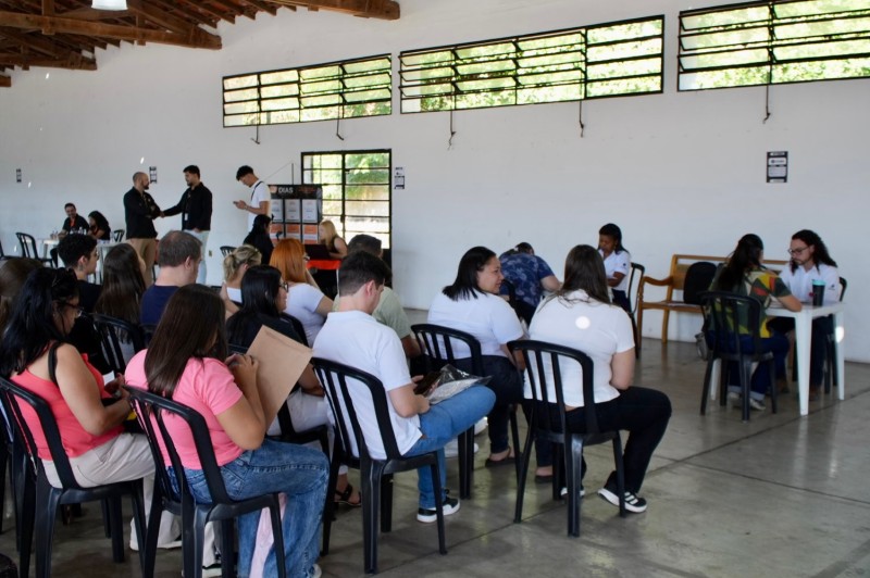 Empreendedores e candidatos a vagas de emprego participam de evento em São Roque. Imagem ilustra o aumento da geração de empregos na cidade.