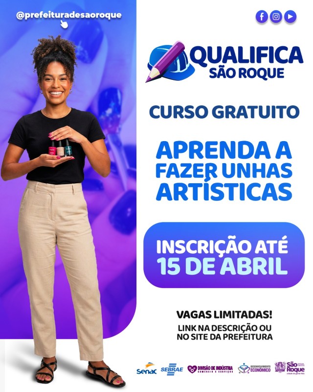 Jovem sorri segurando esmaltes. Ao fundo, anúncio do curso "Aprenda a fazer unhas artísticas" da Qualifica São Roque, com inscrições até 15 de abril.