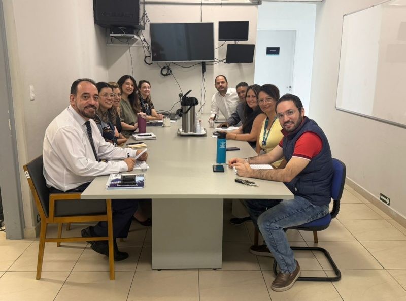 Membros da Comissão de Saúde reúnem-se com a direção da Santa Casa em sala de reunião. Discussão sobre demandas da população em pauta.