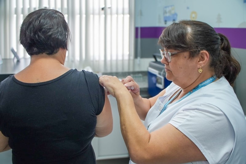 Enfermeira aplica injeção em paciente, em unidade de saúde de São Roque. Imagem ilustra os mais de 140 mil atendimentos registrados no primeiro trimestre.