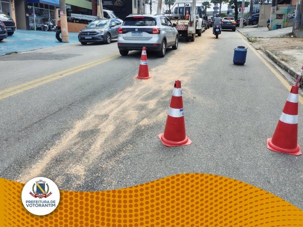Semob organiza trânsito e evita acidentes após vazamento de óleo em avenida