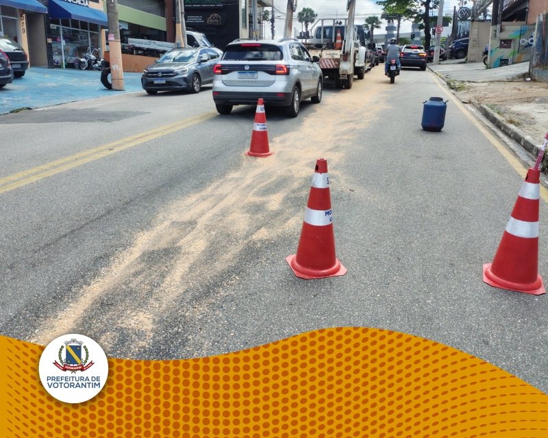 Semob organiza trânsito e evita acidentes após vazamento de óleo em avenida
