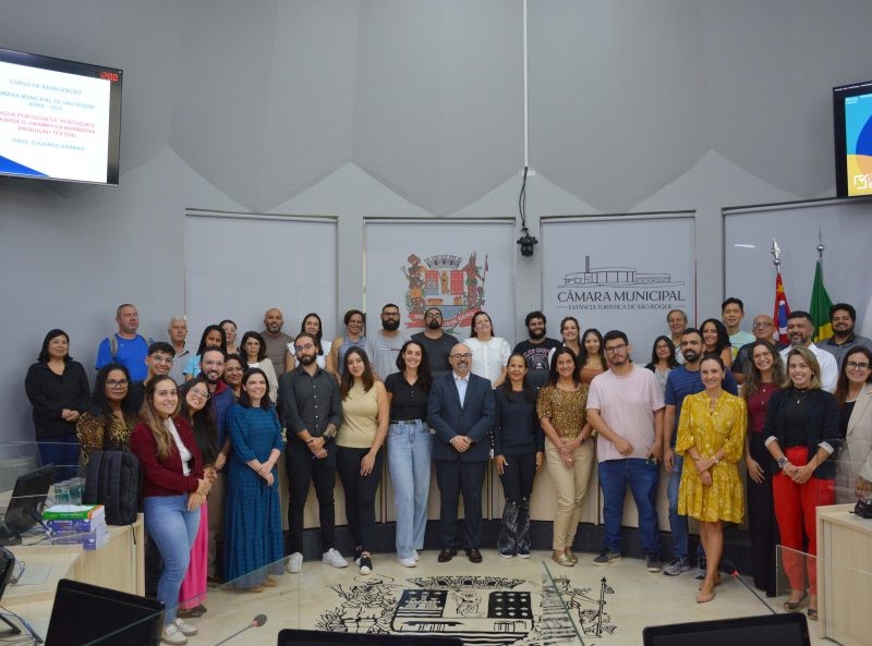 Grupo posa para foto em plenário da Câmara Municipal. Servidores participam de curso de atualização em português e português jurídico.
