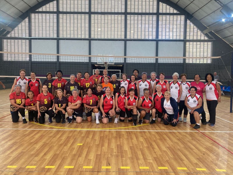 Equipe de vôlei adaptado de São Roque posa para foto em quadra, após amistoso preparatório para o JOMI 2026. Jogadoras vestem uniformes esportivos.