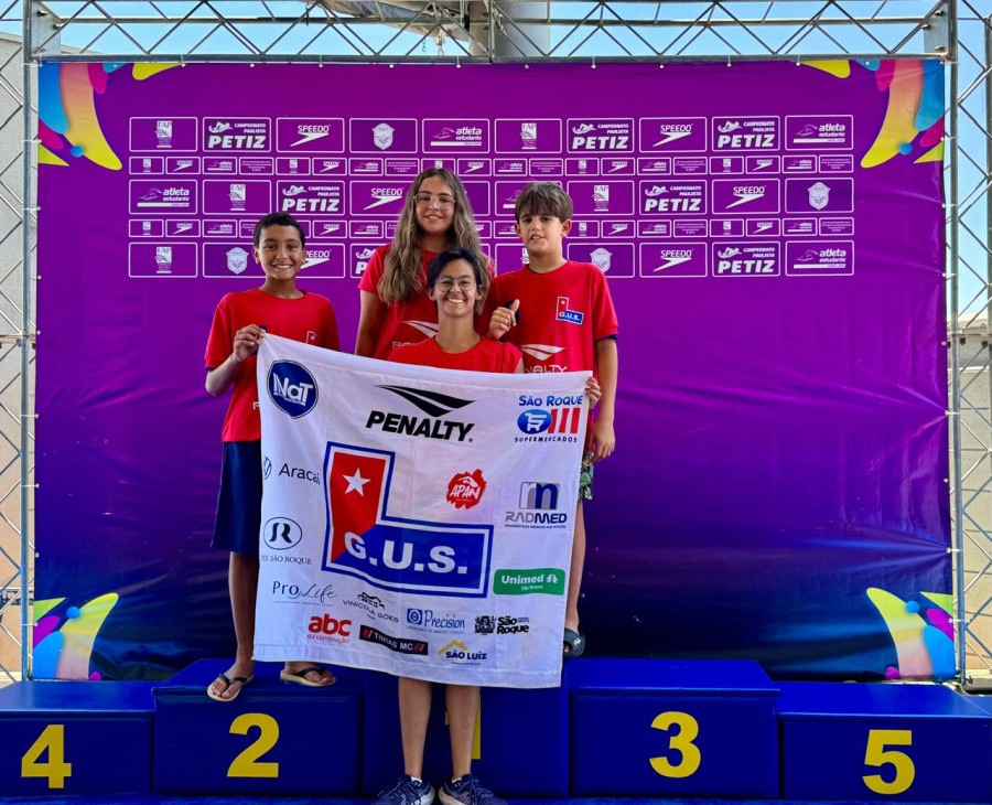 Jovens atletas do G.U.S. competindo no Campeonato Paulista de Natação em Bauru, SP.