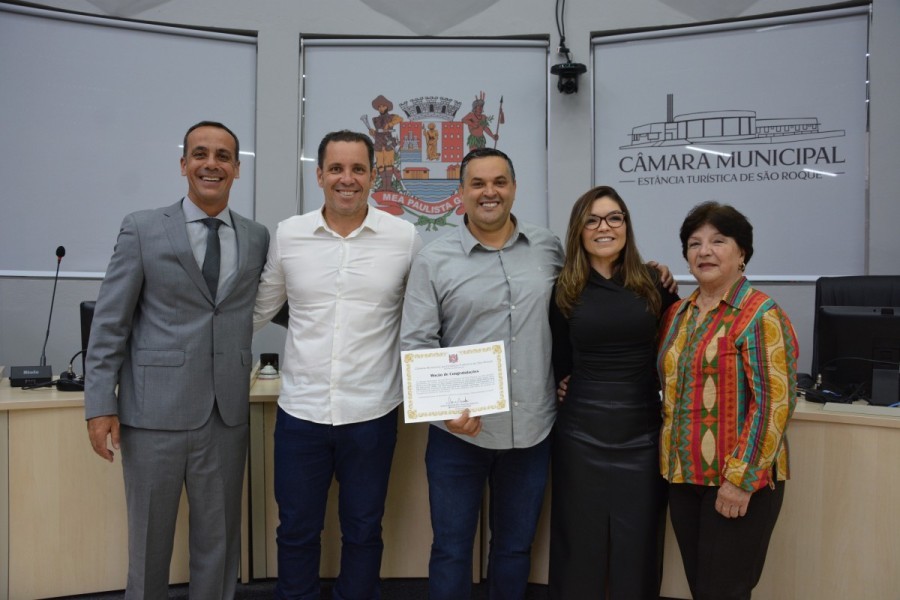 Vereador Marquinho Arruda homenageia Fábio Góes, Enólogo do Ano 2025, na Câmara Municipal de São Roque.