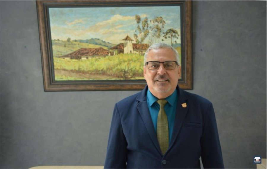 Vereador Julio Mariano e Cris Meinberg entregam perucas a mulheres em tratamento contra câncer.