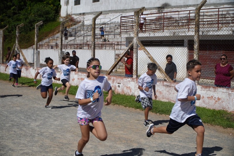 Crianças participam da 1ª edição do Novembrinho Azul em São Roque, maior corrida infantil do Brasil.