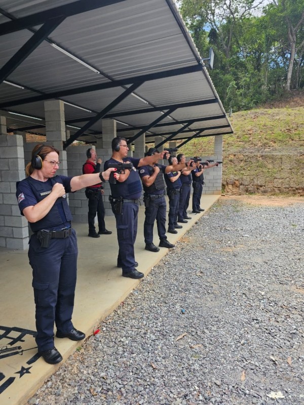 Guarda Municipal de São Roque durante treinamento de tiro, aprimorando técnicas de segurança.