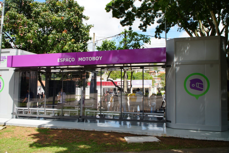 Vereador e autoridades inauguram Espaço Motoboy em São Roque, proporcionando apoio e conforto aos profissionais.