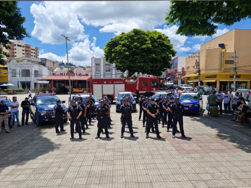 Dez novos agentes da GCM de São Roque apresentados à população, reforçando a segurança pública no município.