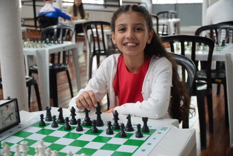 Vereador participa do 1º Torneio Municipal de Xadrez em São Roque, com 140 participantes em intensa competição.